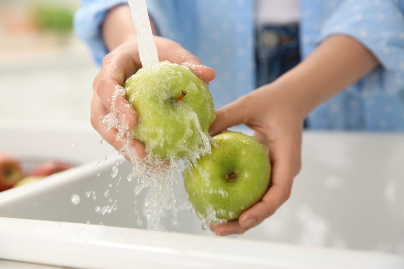Jak dokładnie umyć owoce z pestycydów i wosku? /123RF/PICSEL