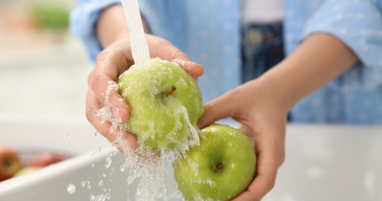 Jak dokładnie umyć owoce z pestycydów i wosku? /123RF/PICSEL