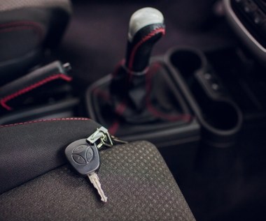 Jak dostać się do samochodu bez kluczyka? Jest na to prosta metoda 