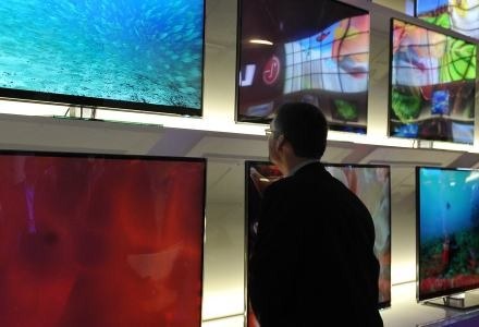 Jak dostrzec różnicę między telewizorem LCD, a telewizorem LCD z podświetlaniem LED? /AFP