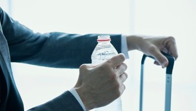 Jak dużo płynów można wnieść do samolotu? Lotniska zmieniają zasady