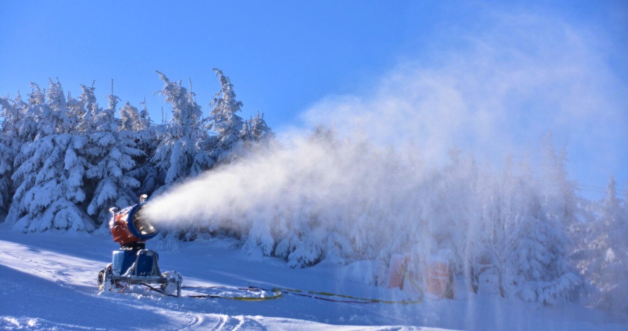 Jak działa armatka śnieżna? /Albin Marciniak/East News /East News