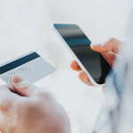 Jak działa karta kredytowa? Każde zakupy to zaciągnięcie długu