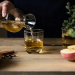 Jak działa płukanka z octu jabłkowego? Odkryj naturalne wsparcie dla Twoich włosów