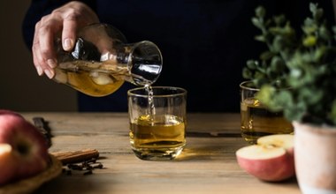 Jak działa płukanka z octu jabłkowego? Odkryj naturalne wsparcie dla Twoich włosów