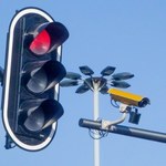 Jak działa system Red Light? Budzi kontrowersje, ale mandaty się sypią