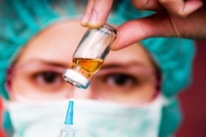 Jak działa szczepionka na grypę, jaką wybrać i do kiedy się szczepić? Wyjaśniamy