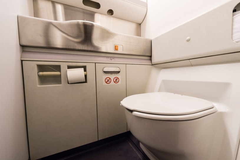 Jak działa toaleta w samolocie i co się dzieje, gdy z niej skorzystasz?