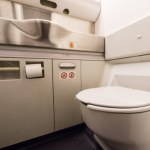 ciśnienie Jak działa toaleta w samolocie? Sekret głośnego spłukiwania