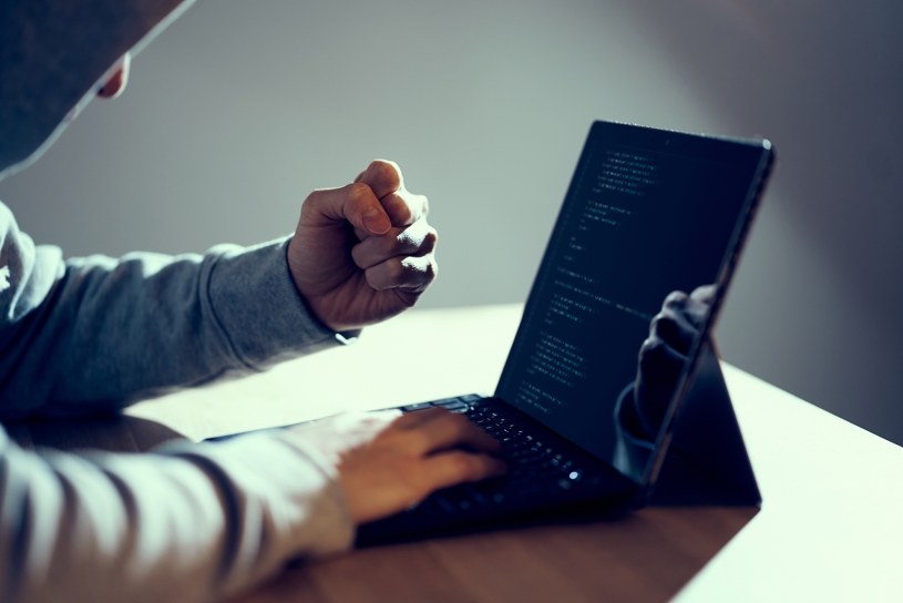 Jak działają internetowi "oszuści - kochankowie"? Zwróć uwagę na te sygnały