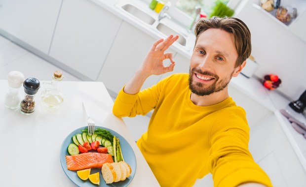 Jak dziś powinniśmy jeść? Talerz kontra piramida - co jest zdrowsze?