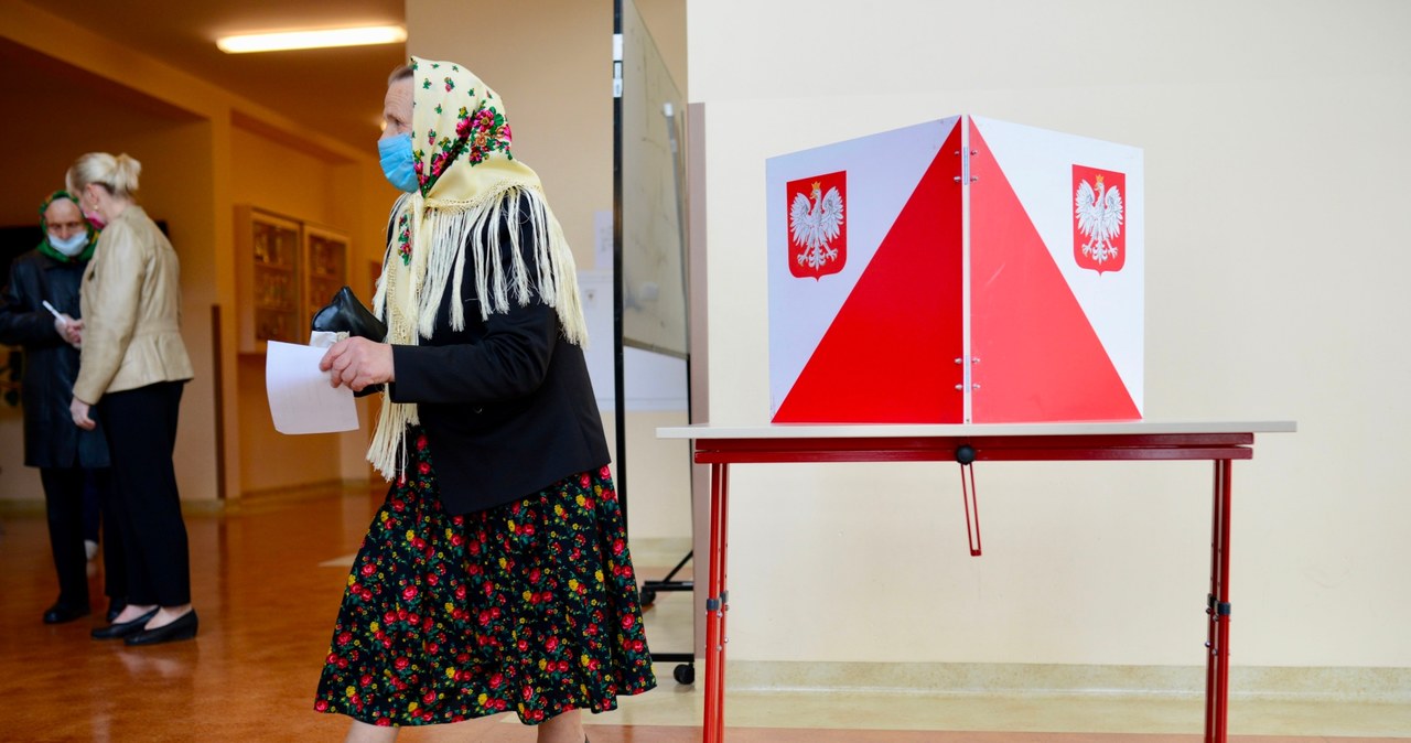 Jak głosować korespondencyjnie? Nie zawsze wizyta w lokalu wyborczym jest konieczna /AFP
