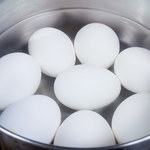 Jak gotować jajka, aby dobrze smakowały i łatwo się obierały?