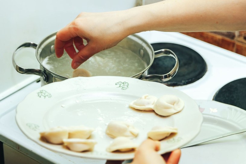 Jak gotować mrożone pierogi? Istotna jedna zasada. W przeciwnym razie zamienią się w "papkę"