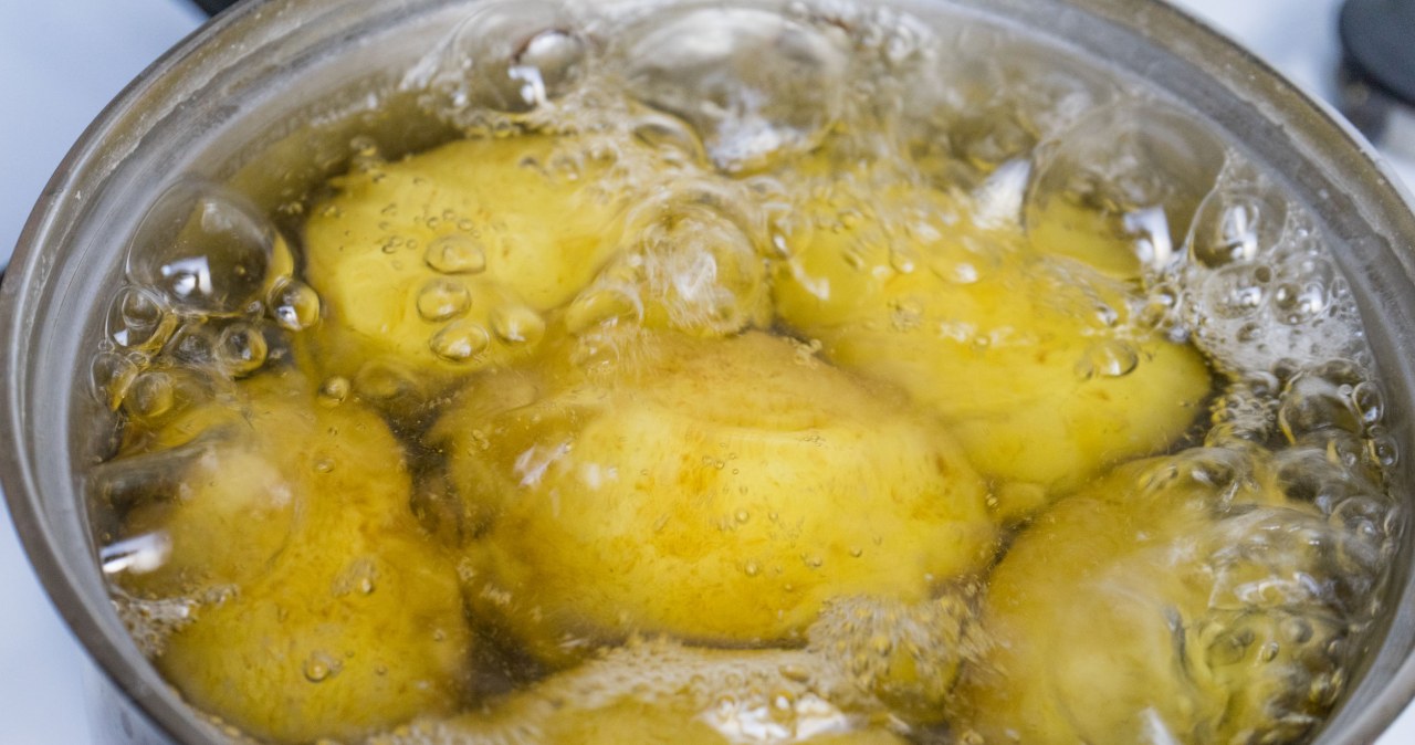 Jak gotować ziemniaki, by były szybciej gotowe? /123RF/PICSEL