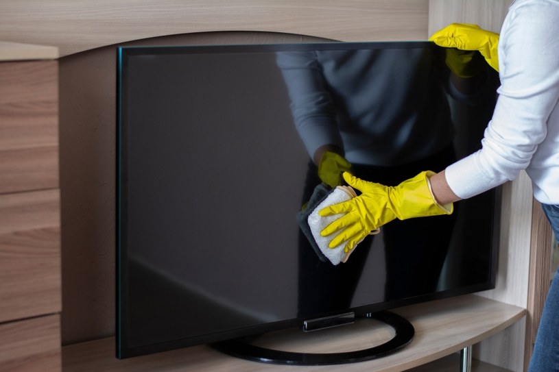 Jak i czym czyścić telewizor? W ten sposób usuniesz najmniejsze drobinki kurzu i nie porysujesz ekranu. /123rf.com /123RF/PICSEL