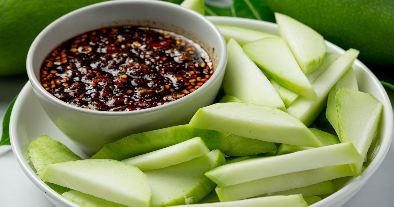 Jak jeść zielone mango? Może być pyszną przekąską, jeśli podasz je z pikantnym sosem /eakmoto271 /Canva Pro