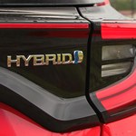 Jak jeździć autem hybrydowym? Te triki pozwolą zaoszczędzić