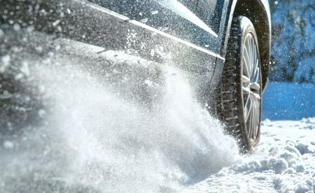 Jak jeździć, gdy na drodze jest szklanka?