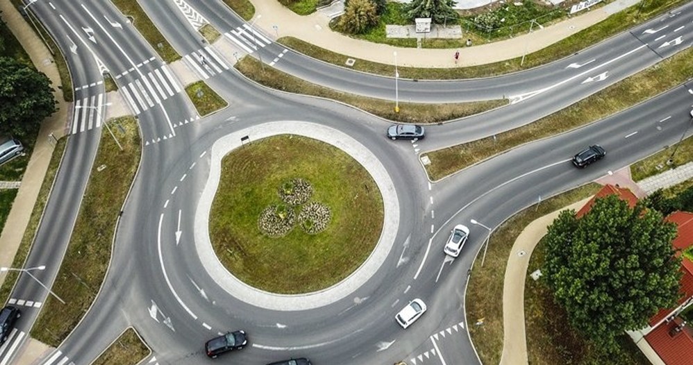 Jak jeździć po rondzie turbinowym? /INTERIA.PL