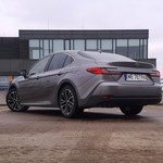 Jak jeździć samochodem hybrydowym? Te triki pozwolą zaoszczędzić pieniądze