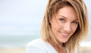 Jak kobiety 50+ mogą wygładzić skórę bez botoksu? Odkryj domowe triki i pielęgnację
