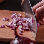 Jak kroić cebulę, żeby nie płakać? 5 sprawdzonych sposobów