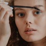 Jak malować brwi, aby odmłodzić twarz? Przewodnik krok po kroku