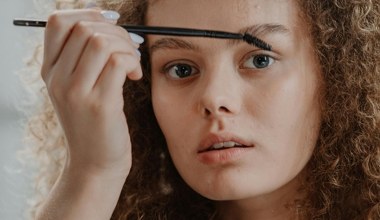 Jak malować brwi, aby odmłodzić twarz? Przewodnik krok po kroku
