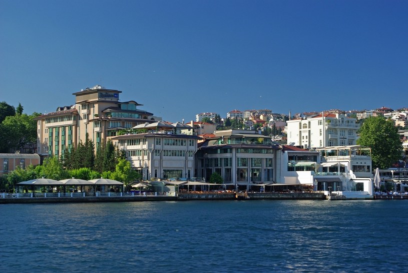 Jak mieszkają gwiazdy tureckich seriali? Wille, baseny i widok na Bosfor