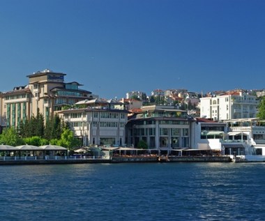 Jak mieszkają gwiazdy tureckich seriali? Wille, baseny i widok na Bosfor