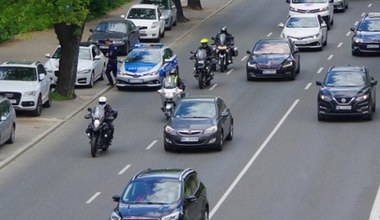 Jak motocyklista może ominąć korek? Nie tylko przeciskając się między autami