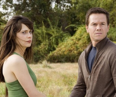 Jak można łatwo zauważyć, fabuły każdego kolejnego filmu reżysera były coraz niższych lotów. O ile w przypadku "Znaków" czy "Osady" całość ratowała jeszcze forma, w jaką wydarzenia zostały "ubrane", to począwszy od "Kobiety w błękitnej wodzie", za którą Shyamalan zebrał dwie Złote Maliny (najgorszy reżyser i aktor drugoplanowy), było coraz gorzej. "Zdarzenie" (kolejne nominacje do wspomnianych nagród dla Shyamalana - za reżyserię i scenariusz) opowiadało na przykład o fali samobójstw, która przetacza się przez Amerykę, czyniąc z osób, które przeżyły uciekinierów.