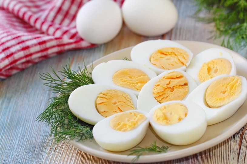 Jak można wykorzystać ugotowane na święta jajka? /123RF/PICSEL