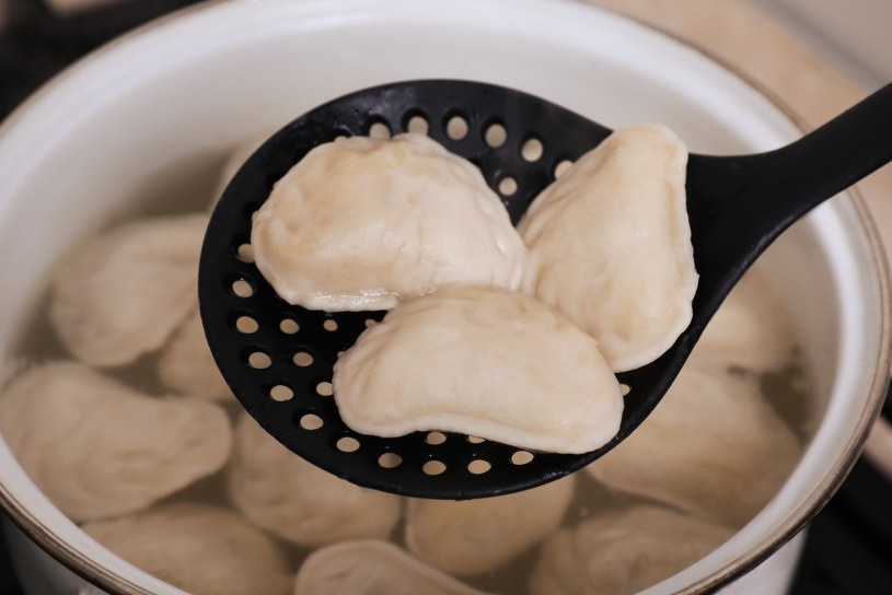 Jak mrozić pierogi przed świętami? Szefowie kuchni polecają jeden trik