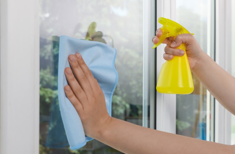Jak myć okna w zimie? /123RF/PICSEL