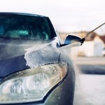 Jak myć samochód na myjni bezdotykowej?