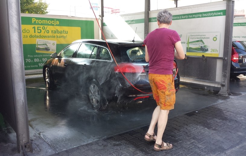 Jak myć samochód w upał? Motoryzacja w INTERIA.PL
