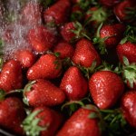Jak myć truskawki? W ten sposób pozbędziesz się wszystkich zanieczyszczeń