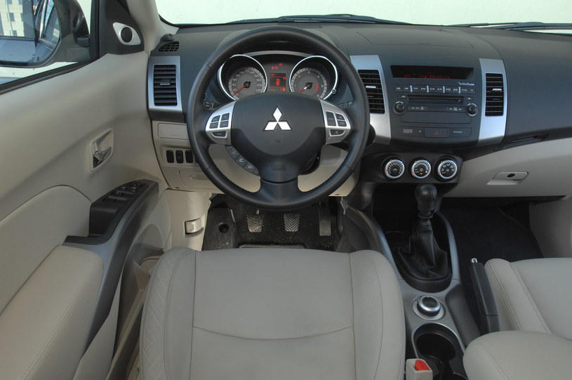 Jak na nowoczesnego SUV-a, Outlander ma proste wnętrze. /Motor