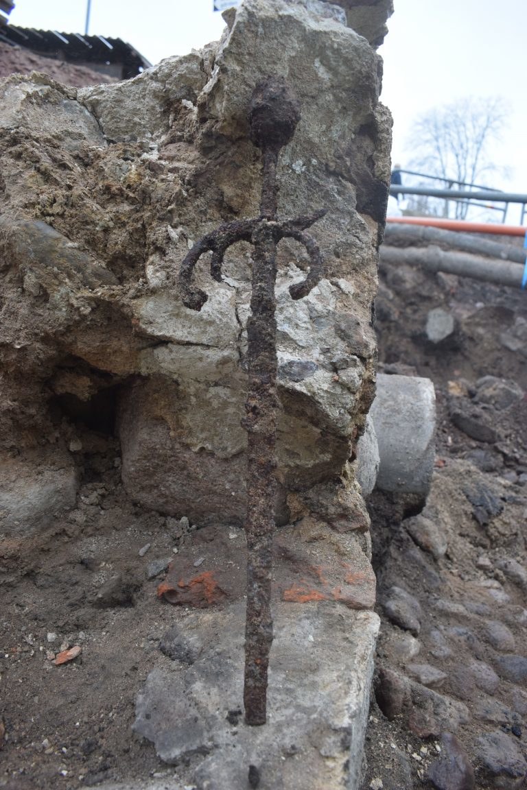 Jak na przebywanie 400 lat pod ziemią, znaleziony miecz trzyma się bardzo dobrze /Arkeologerna /materiały prasowe