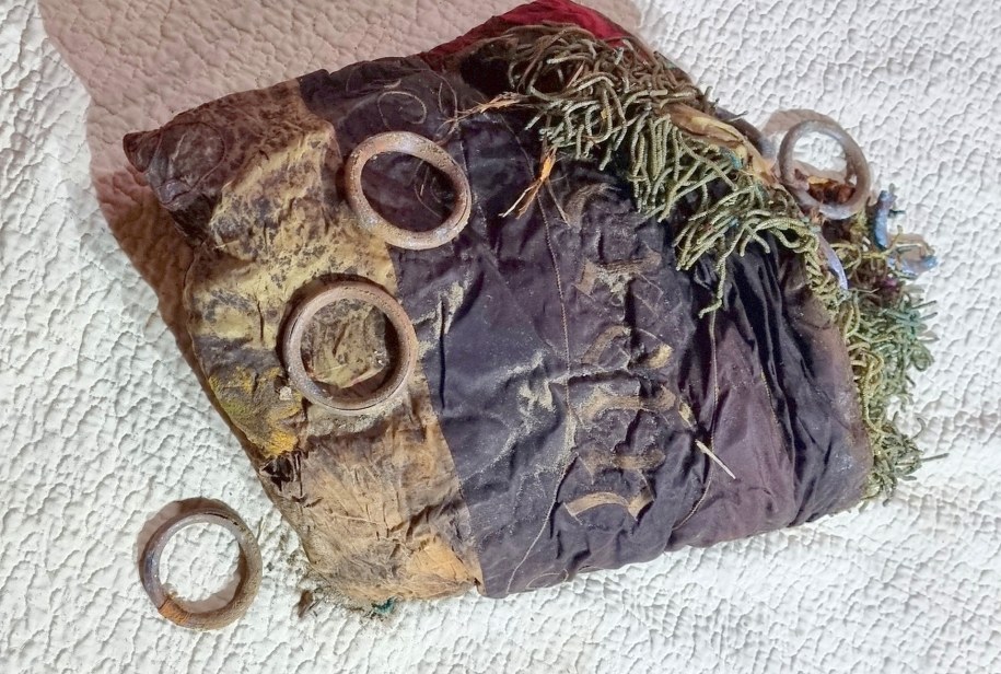 Jak na warunki, w jakich przeleżał ostatnie dziesięciolecia, sztandar jest dobrze zachowany. /Muzeum Obrony Wybrzeża, Fort Gerharda w Świnoujściu /