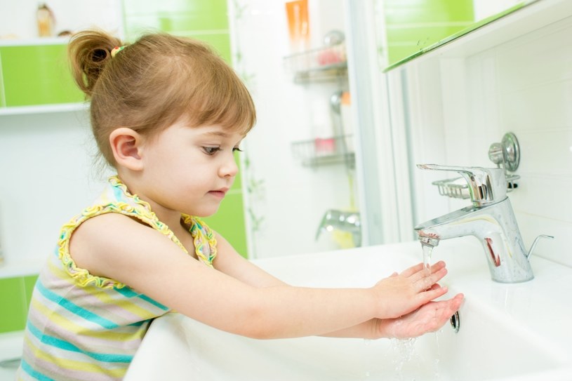 Jak najczęściej myj ręce gorącą wodą z mydłem, zwłaszcza przed posiłkami, po powrocie dziecka z przedszkola czy zabawie z rówieśnikami /123RF/PICSEL