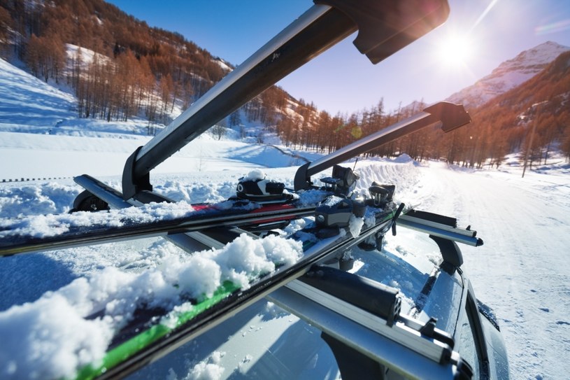 Jak najlepiej przewozić sprzet narciarski? /123RF/PICSEL