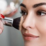 Jak nakładać bronzer, żeby wyszczuplić twarz? Kosmetyczka tłumaczy