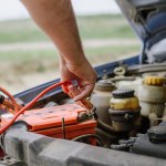 Jak naładować słaby akumulator w starym samochodzie? Złote zasady