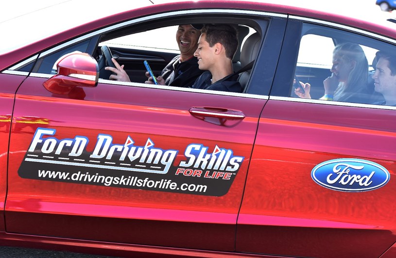 Jak nauczyć młodych kierowców odpowiedzialnej jazdy? /Informacja prasowa