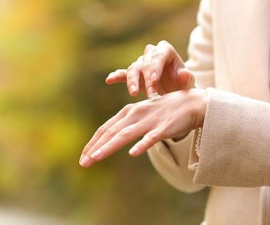 Jak nawilżyć i zregenerować suche dłonie?