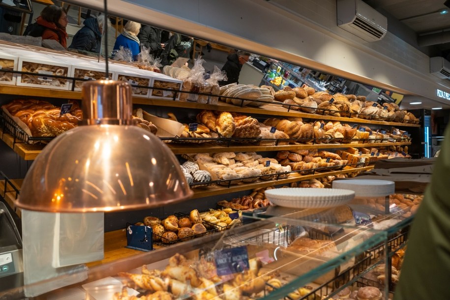 Jak nie dać się oszukać w piekarni? /Arkadiusz Ziółek /East News