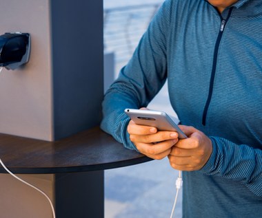 Jak nie ładować smartfona? Skutki mogą być opłakane